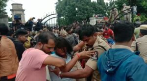 भारत-ऑस्ट्रेलिया मैच की टिकट बिक्री के दौरान मची भगदड़, पुलिस ने किया लाठीचार्ज, 25 सितंबर को खेला जाना है मैच
