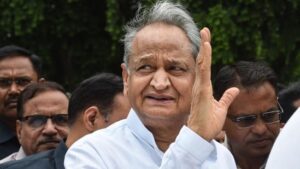 गहलोत ने छोड़ी जंग, किसको मिलेगी जीत?