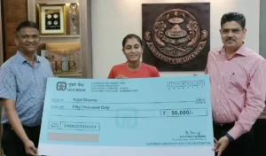 लखनऊ विश्वविद्यालय की छात्रा काजल शर्मा को खिलाड़ी कोष योजना से मिले पचास हजार रुपए