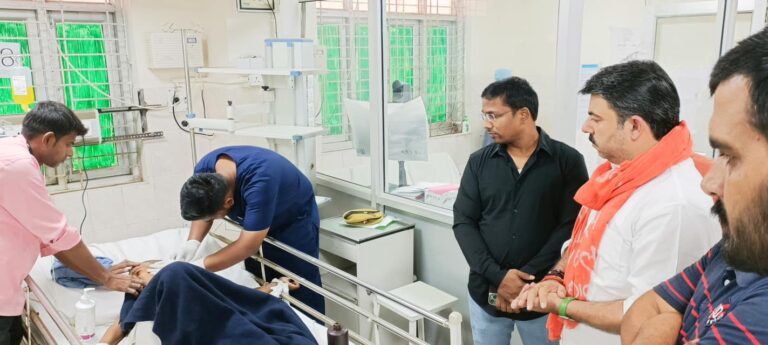 देवरिया हत्याकांड: BRD मेडिकल कॉलेज पहुंचे सदर विधायक, जाना घायल अनमोल का हाल