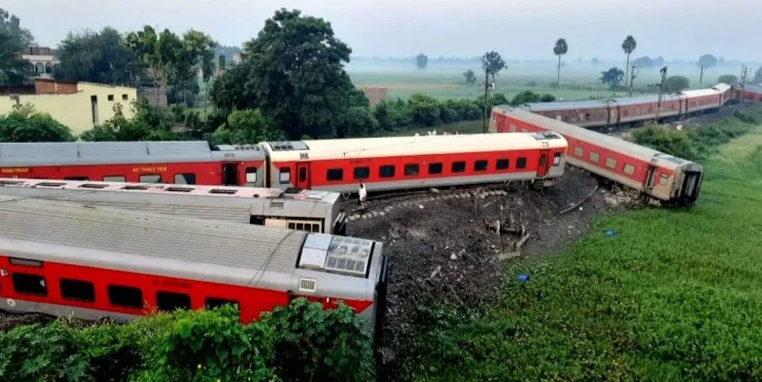 नार्थ ईस्ट ट्रेन हादसे में पांच की मौत, 200 के करीब घायल