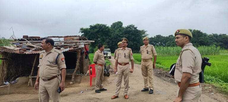 देवरिया अपडेट: पुलिस की गिरफ्त में 15 आरोपी, भगोड़ों की तलाश जारी, गांव पुलिस छावनी में तब्दील