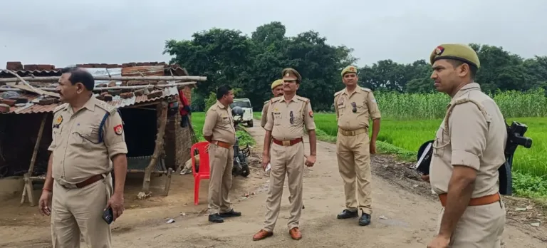 देवरिया अपडेट: पुलिस की गिरफ्त में 15 आरोपी, भगोड़ों की तलाश जारी, गांव पुलिस छावनी में तब्दील
