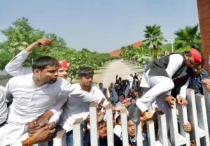 जेपीएनआइसी का गेट फांदकर कर दाखिल हुए अखिलेश यादव
