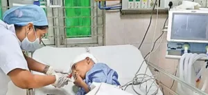 देवरिया हत्याकांड: अपने भाई-बहन को देख फफक पड़ मासूम
