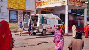 Ballia: जिला अस्पताल में निजी एंबुलेंस का कब्जा, मरीजों का हो रहा आर्थिक शोषण