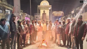 Deoria News: संसद में राहुल गांधी के दुर्व्यवहार पर बवाल, सुभाष चौक पर फूंका गया पुतला