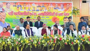 Deoria News: उपमुख्यमंत्री का देवरिया दौरा, अधिकारियों और जनप्रतिनिधियों के साथ की समीक्षा बैठक