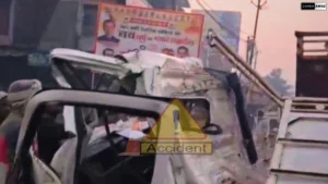 Deoria News: सड़क पर बिखरे पानी की बोतल लूटने में व्यस्त रही भीड़, इकलौते बेटे की मौत