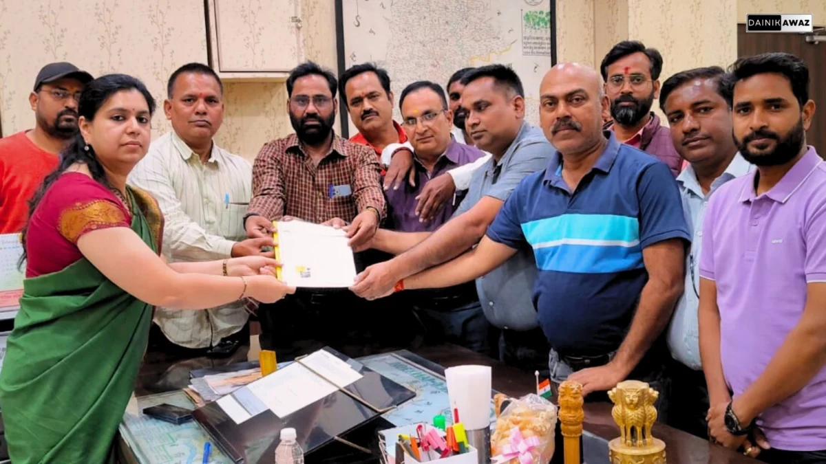 पत्रकार राघवेंद्र की हत्या पर देवरिया के पत्रकारों ने सौंप पत्रक 20250310 180150 0000