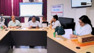 Deoria News: मरीजों को गोद लेने की पहल पर मेडिकल कॉलेज देवरिया में चिकित्सकों की हुई बैठक