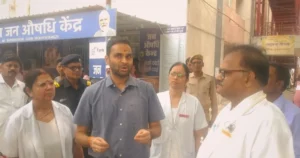 Deoria News: DM मधुसूदन हुल्गी ने मेडिकल कॉलेज का किया औचक निरीक्षण, अनावश्यक रेफर पर दी कड़ी चेतावनी
